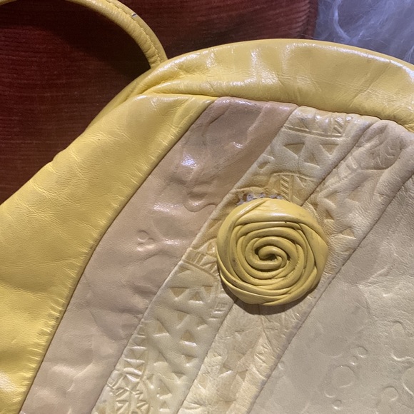 Vintage Yellow Leather Purse with Floret - Picture 4 of 16